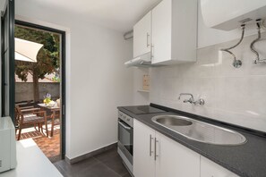 Kühlschrank, Mikrowelle, Ofen, Wasserkocher mit Kaffee-/Teezubehör