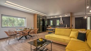 Villa, fjellutsikt | Oppholdsområde | En 55-tommers smart-TV med Parabol-TV