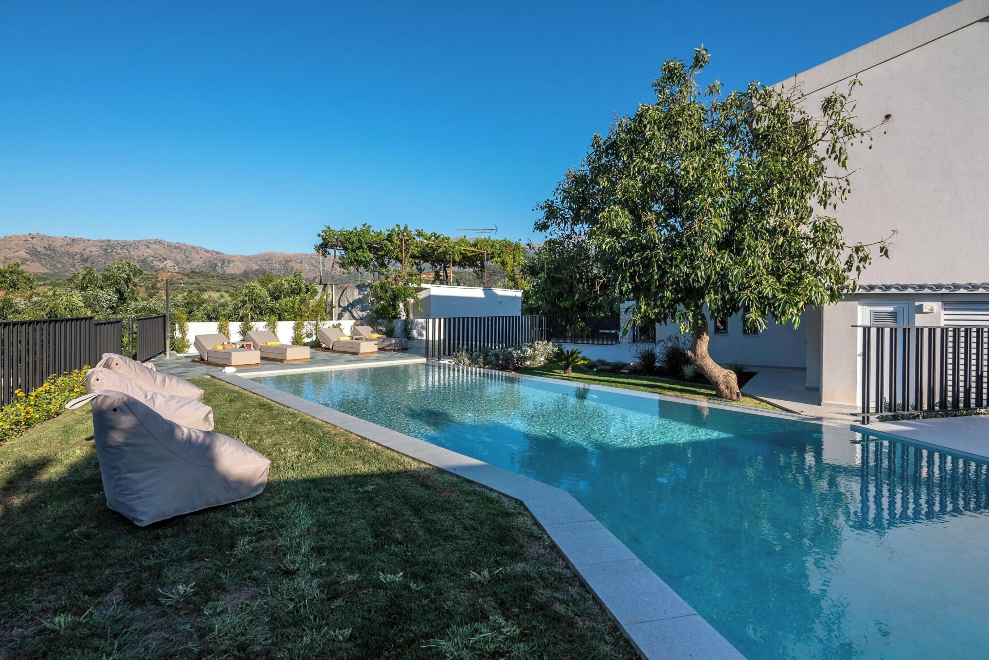 Een seizoensgebonden buitenzwembad en parasols bij het zwembad