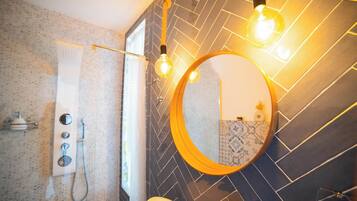 Deluxe-Doppelzimmer, Bergblick | Badezimmer | Haartrockner, Bademäntel, Handtücher, Seife