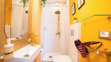 Suite Luxe, vue montagne | Salle de bain | Sèche-cheveux, peignoirs, serviettes fournies, savon