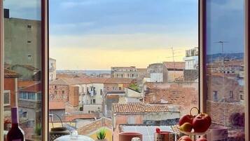 Mini-Kühlschrank, Mikrowelle, Herdplatte, Geschirrspüler