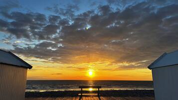 Ligstoelen aan het strand