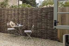 Outdoor dining - Fabulously presented dog friendly holiday cottage with outside tub - The Coach House, South Cerney (South Cerney)
