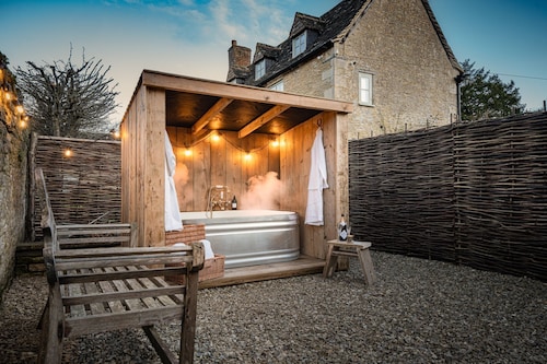 Fabulously presented dog friendly holiday cottage with outside tub - The Coach House, South Cerney