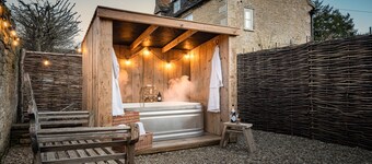 Fabulously presented dog friendly holiday cottage with outside tub - The Coach House, South Cerney