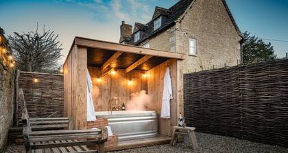 Fabulously presented dog friendly holiday cottage with outside tub - The Coach House, South Cerney