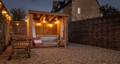 Fabulously presented dog friendly holiday cottage with outside tub - The Coach House, South Cerney