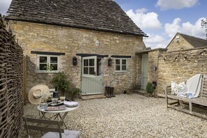 Outdoor dining - Fabulously presented dog friendly holiday cottage with outside tub - The Coach House, South Cerney (South Cerney)
