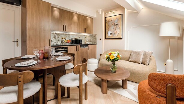 Een moderne woonkamer met een eethoek, een bank en een salontafel.