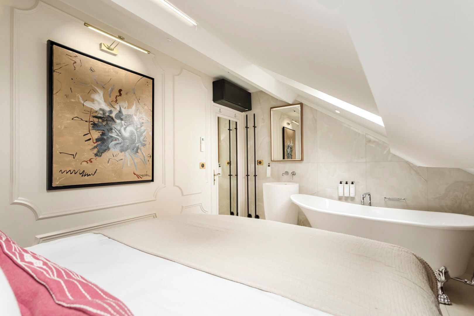 2 sovrum, skrivbord, strykjärn/strykbräda och resesäng