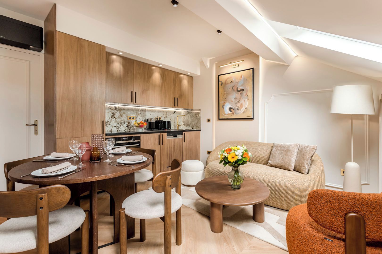 Una sala de estar moderna con comedor, un sofá y una mesa de centro.