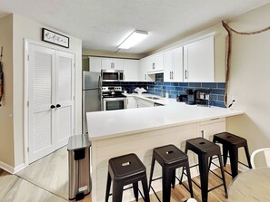 Jääkaappi, mikroaaltouuni, liesi, astianpesukone