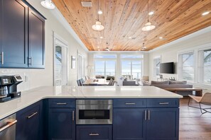 Huis, 6 slaapkamers, privézwembad, uitzicht op zee | Privékeuken | Een koelkast met diepvriezer, een microgolfoven, een oven, een kookplaat