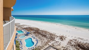 Ein Resort mit Poolbereich, Strand und Meerblick.
