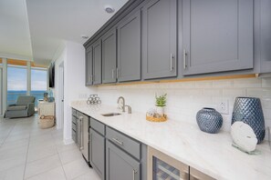 Refrigerador, microondas, horno y lavavajillas 