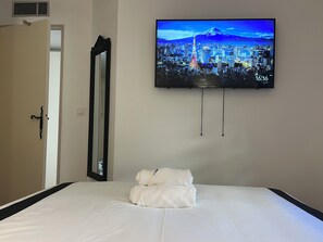 1 slaapkamer, een kluis op de kamer, een strijkplank/strijkijzer, wifi