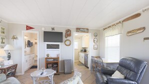 Un espacio habitable compacto con comedor, cocina y zona de estar.
