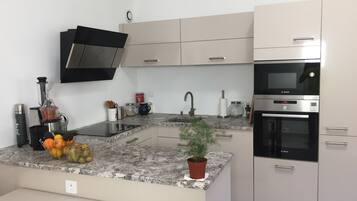 Een koelkast, een microgolfoven, een oven, een kookplaat