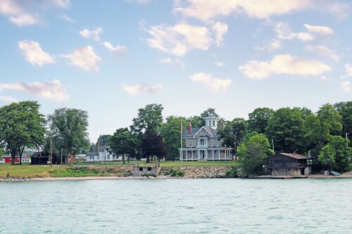 On Island Time at Kelleys! Downtown Area