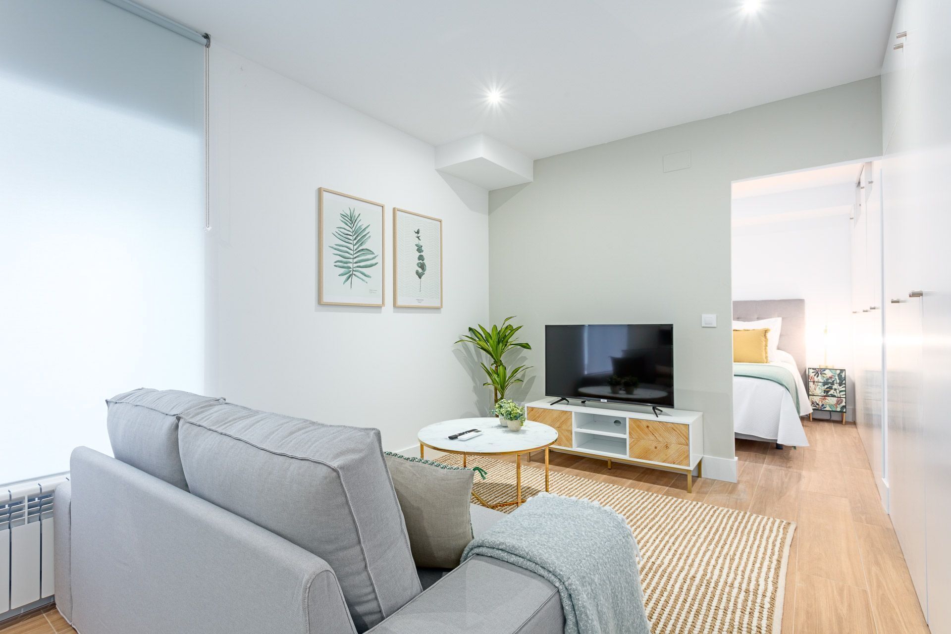 1 dormitorio, tabla de planchar con plancha, ropa de cama