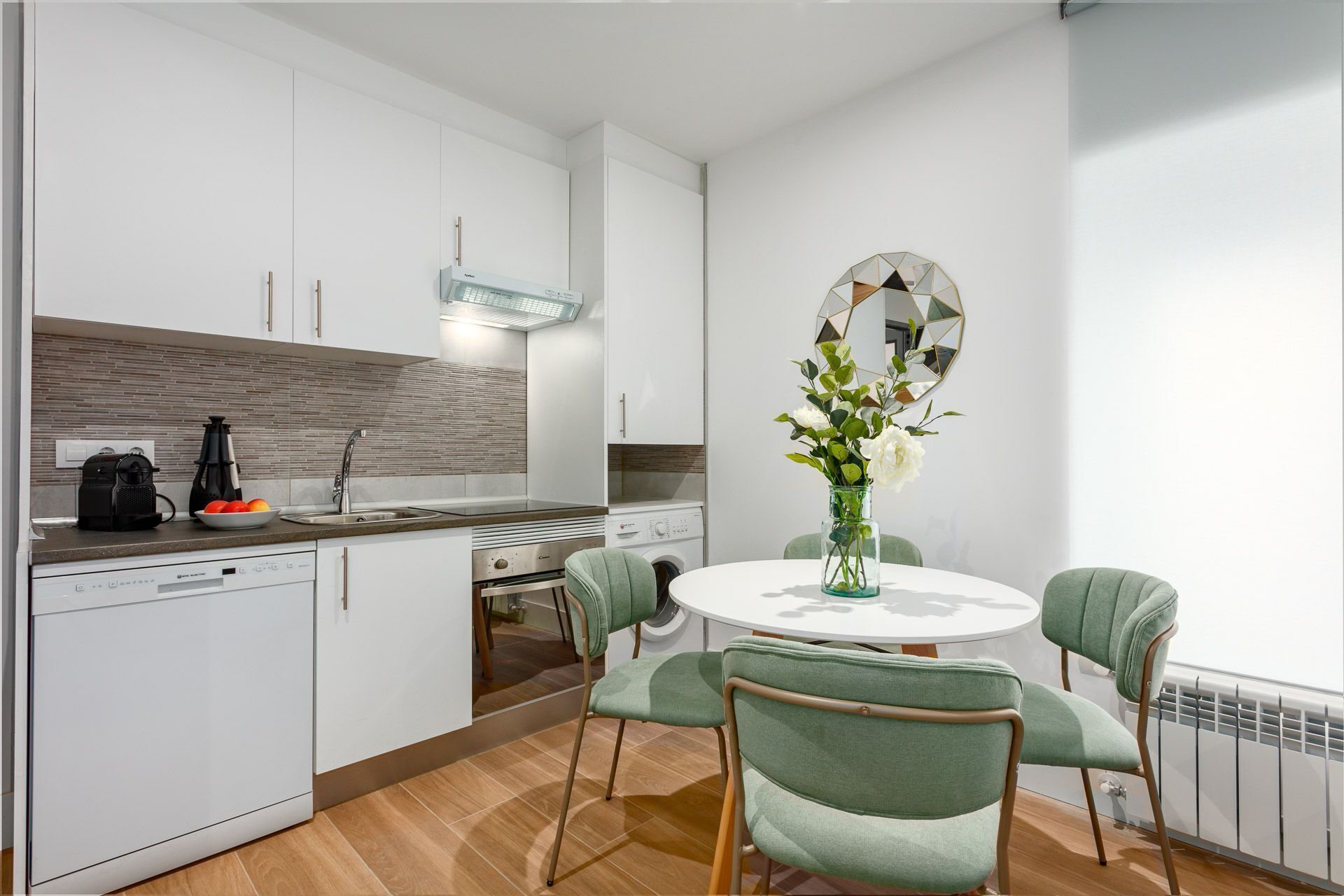 Lave-vaisselle, batterie de cuisine, vaisselle et ustensiles