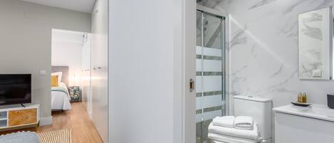 1 dormitorio, tabla de planchar con plancha, ropa de cama