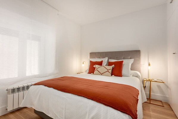 2 bedrooms, iron/ironing board, bed sheets