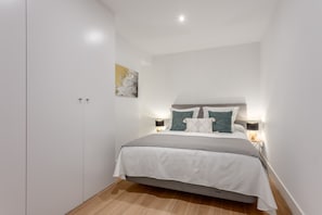 2 habitaciones y tabla de planchar con plancha 