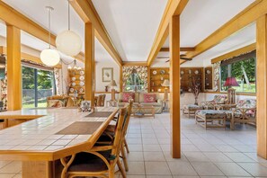 Un espacio habitable amplio con una gran mesa de comedor de madera, asientos cómodos y vistas al exterior.
