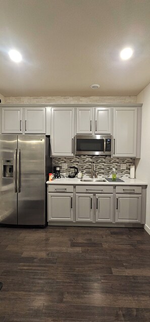 Refrigerador, microondas, parrilla de estufa y cafetera y tetera 