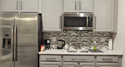 Cozy 1-bedroom with WiFi and AC in enchanting Aurora