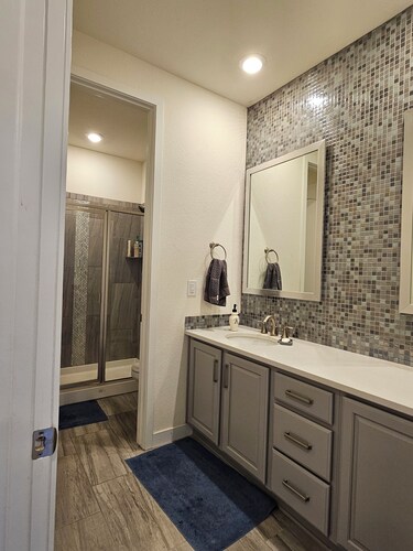 Cozy 1-bedroom in quite neighborhood  WiFi and AC in enchanting Aurora
