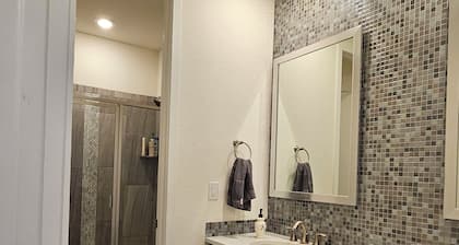 Cozy 1-bedroom in quite neighborhood WiFi and AC in enchanting Aurora