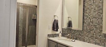 Cozy 1-bedroom in quite neighborhood WiFi and AC in enchanting Aurora