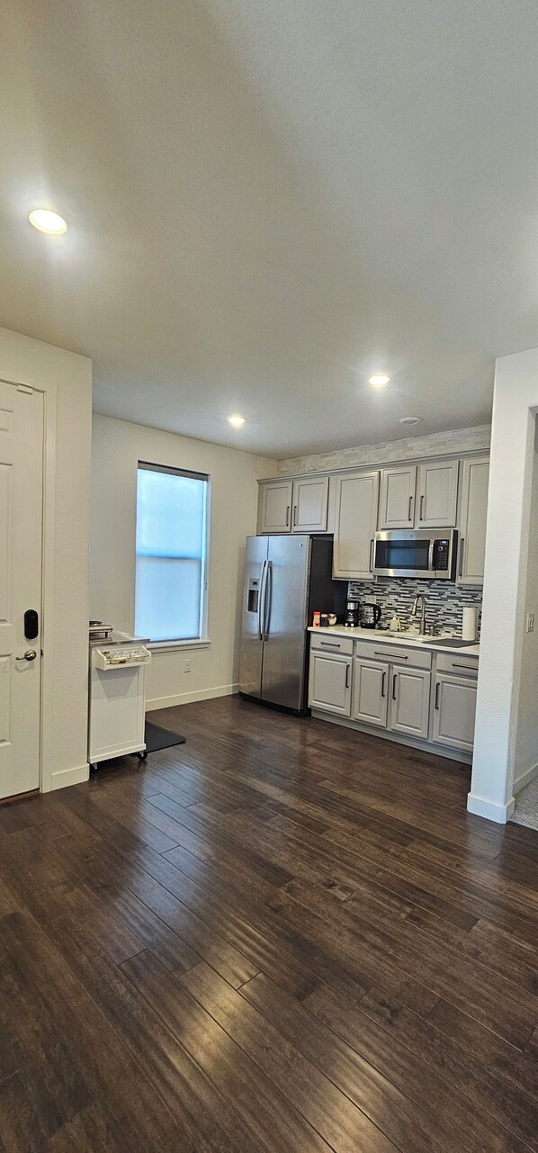 Kjøleskap, mikrobølgeovn, kokeplater og kaffetrakter/tekoker