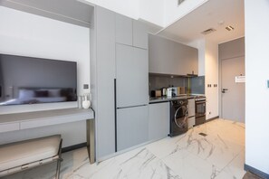 Fridge, microwave, oven, stovetop - Mag Eye 910 - Peaceful Studio Apartment in Meydan (Meydan)