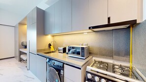 Kühlschrank, Mikrowelle, Ofen, Herdplatte