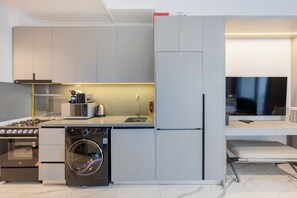 Kühlschrank, Mikrowelle, Herdplatte, Wasserkocher mit Kaffee-/Teezubehör