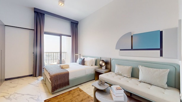 Ein modernes Hotelzimmer mit einem Bett, einem Schlafsofa, einem Nachttisch und einem großen Fenster.