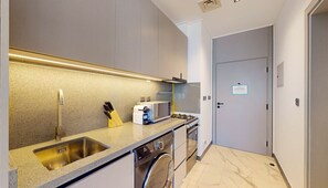 Kühlschrank, Mikrowelle, Ofen, Herdplatte