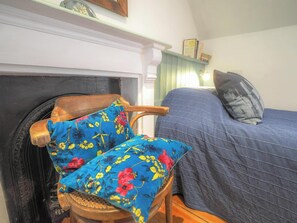 2 bedrooms, travel cot, free WiFi, bed sheets