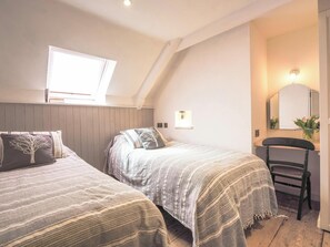 2 bedrooms, travel crib, free WiFi, bed sheets - Yr Hal, Llangrannog - Two Bedroom Cottage, Sleeps 5 (Llangrannog)