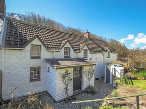 Exterior - Yr Hal, Llangrannog - Two Bedroom Cottage, Sleeps 5 (Llangrannog)