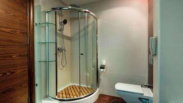 Combined shower/tub, free toiletries, towels, soap