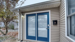 A house with a blue front door, a mailbox, and a doormat. - Retro '90s 2BR/2BA • Private Entrance • Pet-Friendly • King Bed • 5 M... (Newburgh)