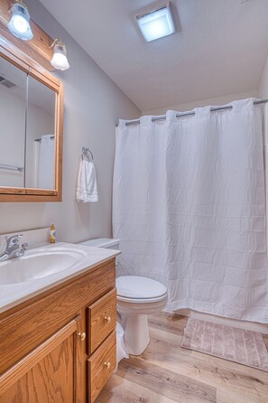 Dusch, hårtork, handdukar och tvål