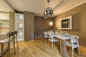 Luxury-Haus | Essbereich im Zimmer