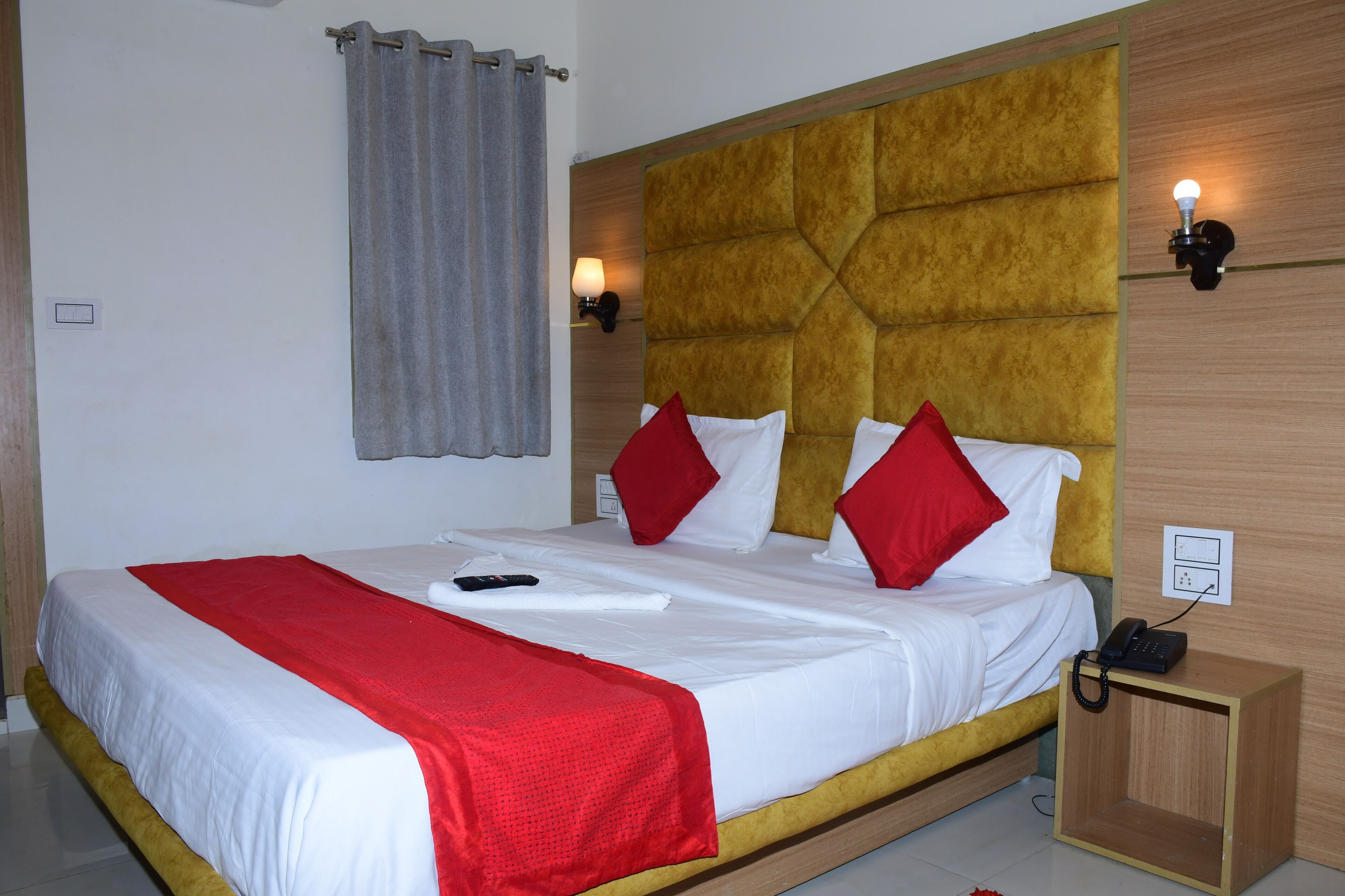 Select Comfort beds, soundproofing, free WiFi, bed sheets
