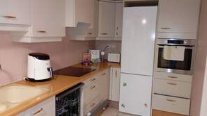 Private kitchen - At Lisa and Claude's (Saint-Genis-Pouilly)